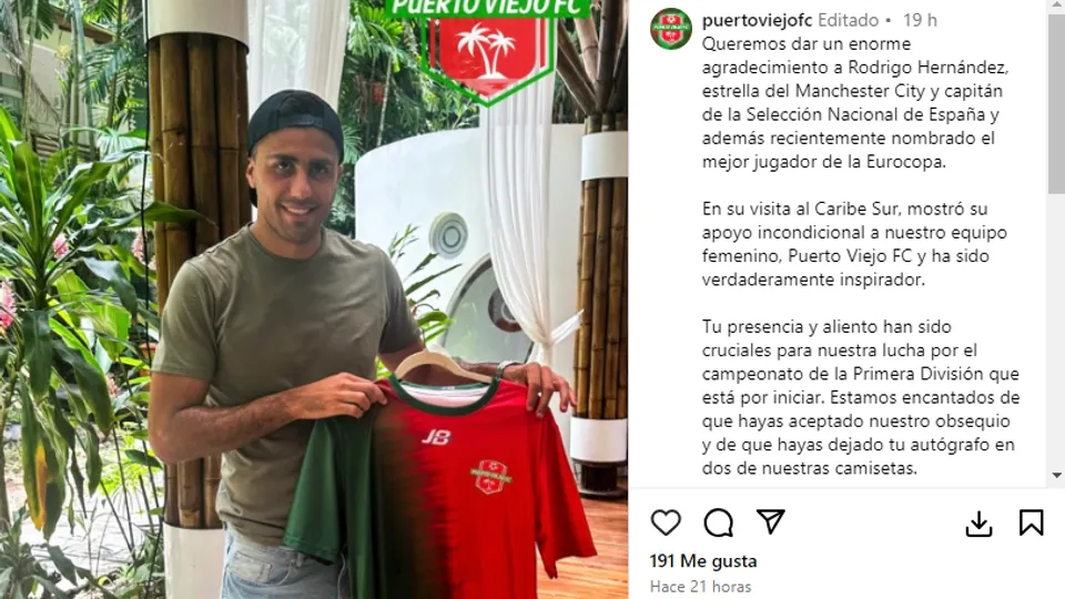 La foto de Rodri posando con la camiseta de Puerto Viejo FC. (Instagram)