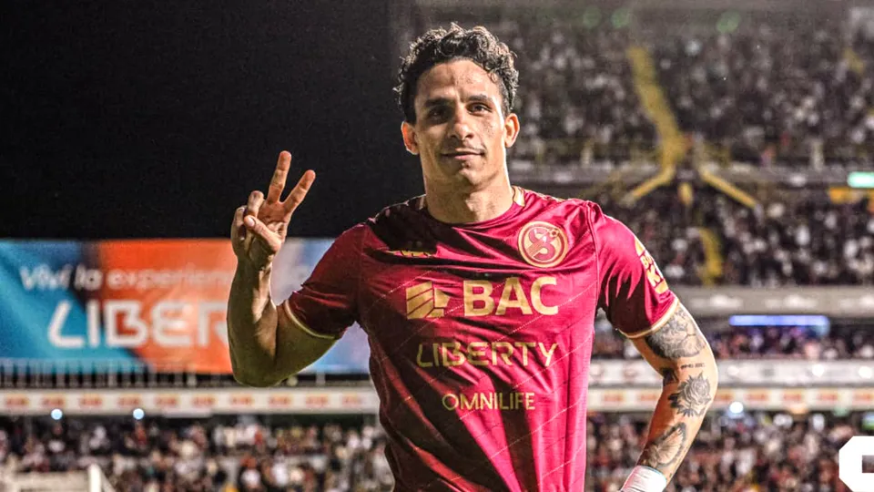 Luis Paradela no juega este domingo. (Saprissa)